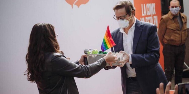 Con plantita de marihuana y pañuelo verde, MC arropa a Salomón Chertorivsky