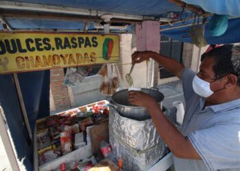 "Con solo 70 pesos comemos tres": Don José, vendedor de dulces en el Puerto de Tampico