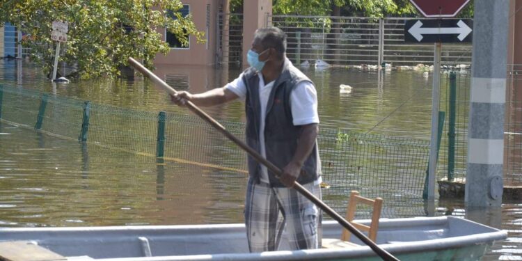 Con su lancha, Don Miguel ayuda a familias de Villahermosa a salir de sus casas