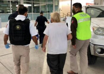 Deportan a estadounidense tras acosar a periodista de Monterrey