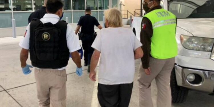 Deportan a estadounidense tras acosar a periodista de Monterrey