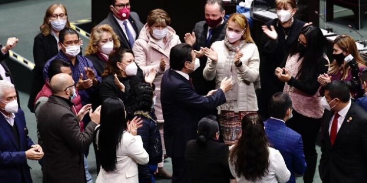 Diputados darn medalla "Eduardo Neri" a personal mdico que atiende covid-19