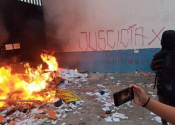 En marcha contra feminicidios, prenden fuego a fachada de la Fiscalía en Cancún
