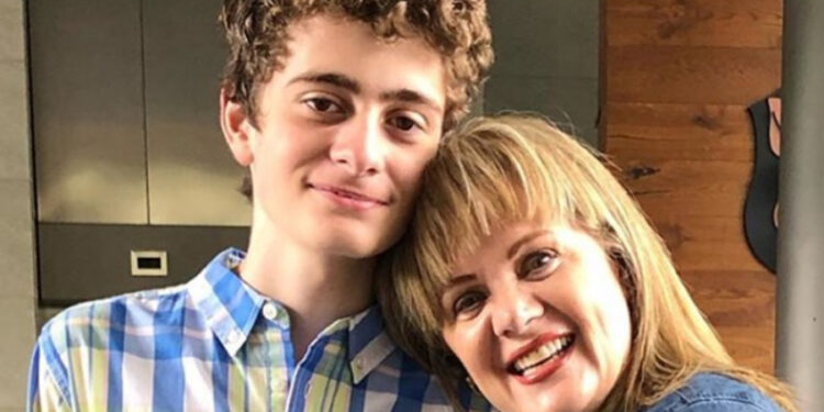 Erika Buenfil muestra el cambio de look de su hijo ¡Se pintó el cabello!. Foto: Instagram