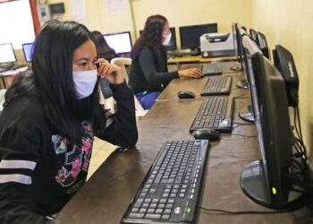Estudiantes no toman clase por falta de computadoras