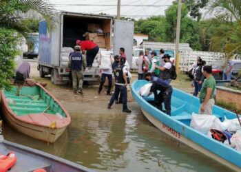 Evacúa Semar más de dos mil personas por inundaciones en Tabasco