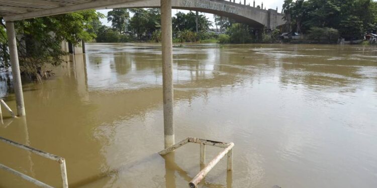Evacúan a tabasqueños por desbordamiento del río Usumacinta