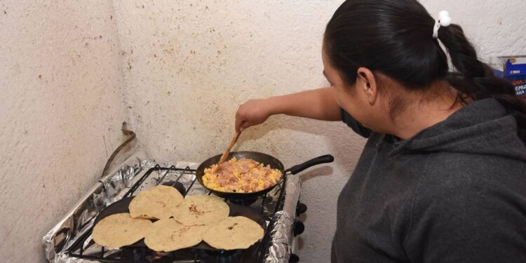Familia Escobedo estira el dinero para comer