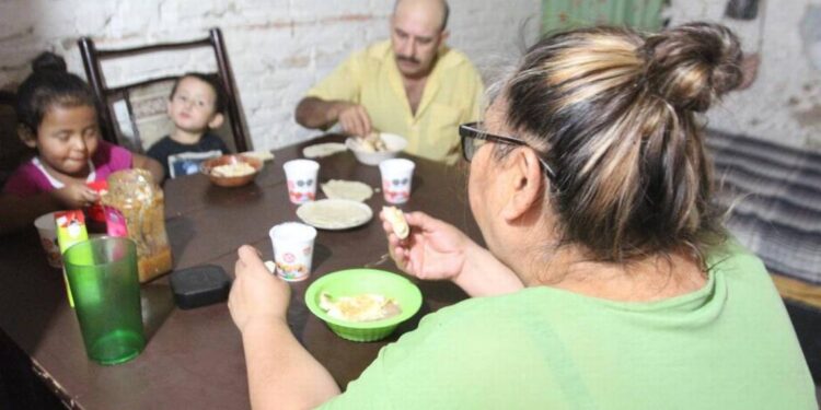 Familia tapatía perdió el empleo; la carne se come de vez en cuando