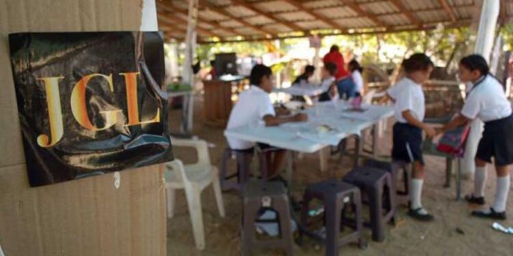 Hijos de 'El Chapo' equipan escuela en Culiacn con pantallas, computadoras, uniformes...