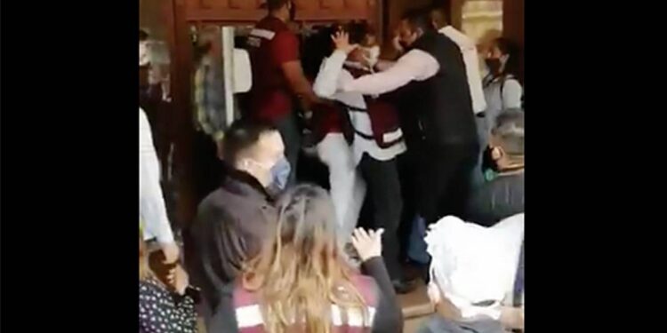 Inconformes de Morena se van a los golpes y cancelan reunión con Delgado en NL