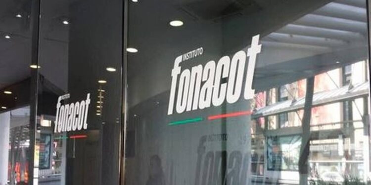 Inhabilitan a ex funcionario de Infonacot y lo multan con 34 mdp por corrupto