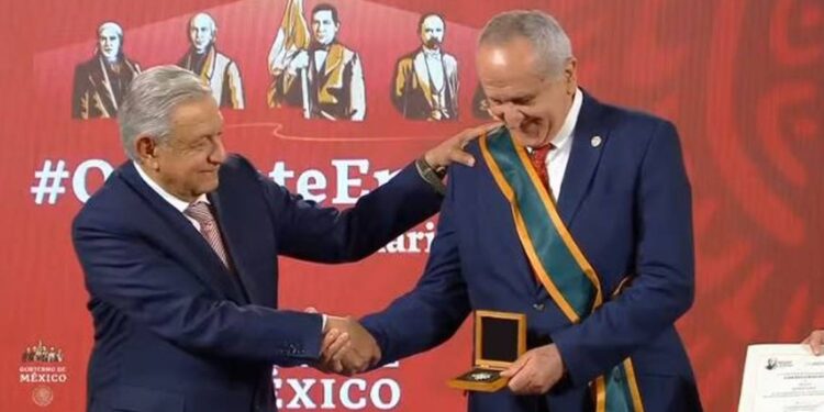 Jesús Seade recibe medalla Miguel Hidalgo; anuncia retiro de la política