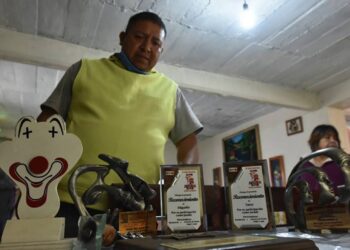 Los "malabares" económicos de una familia de payasos en Edomex