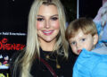 Marjorie de Sousa canta junto con su hijo un tema navideño. Foto: Getty Images
