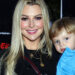 Marjorie de Sousa canta junto con su hijo un tema navideño. Foto: Getty Images