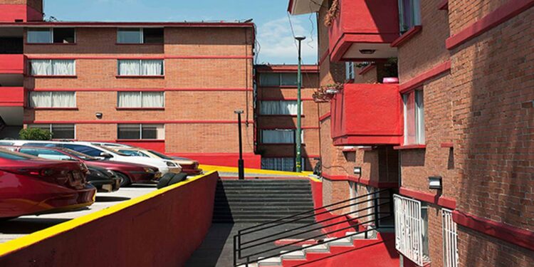 Mexicanos acuden a bancos para créditos hipotecarios pese a pandemia