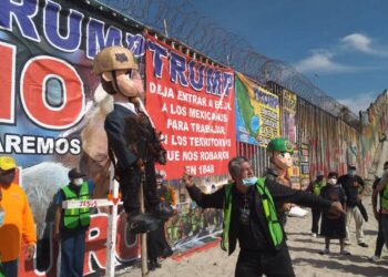 Migrantes queman piñata de Trump para denunciar abusos y violencia de Patrulla Fronteriza