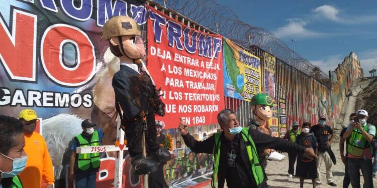 Migrantes queman piñata de Trump para denunciar abusos y violencia de Patrulla Fronteriza