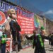 Migrantes queman piñata de Trump para denunciar abusos y violencia de Patrulla Fronteriza
