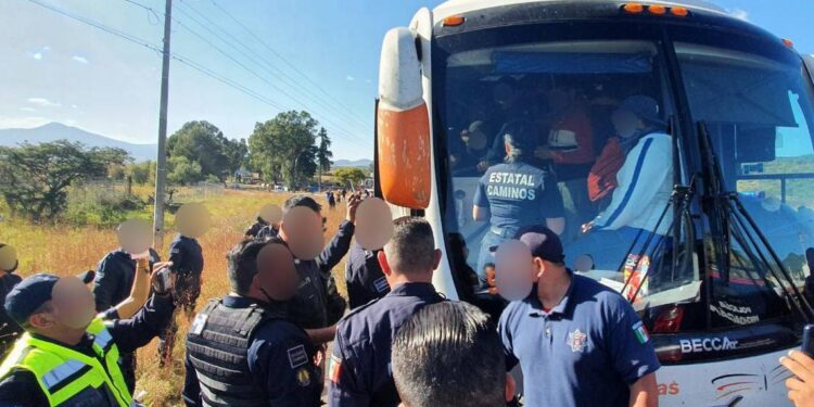 Normalistas de Tiripetío exigen liberación de 66 compañeros