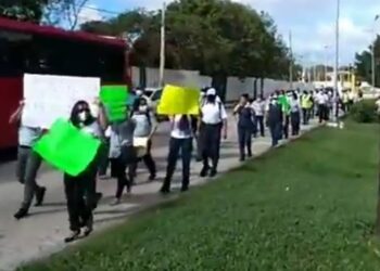 Personal de Interjet protesta en Cancún, afectan vuelos