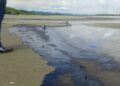 Pescadores denuncian derrame de hidrocarburo en playas de Salinas del Marqués, Oaxaca