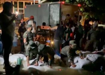 Pobladores de Villahermosa pasan noche en vela para contener inundaciones