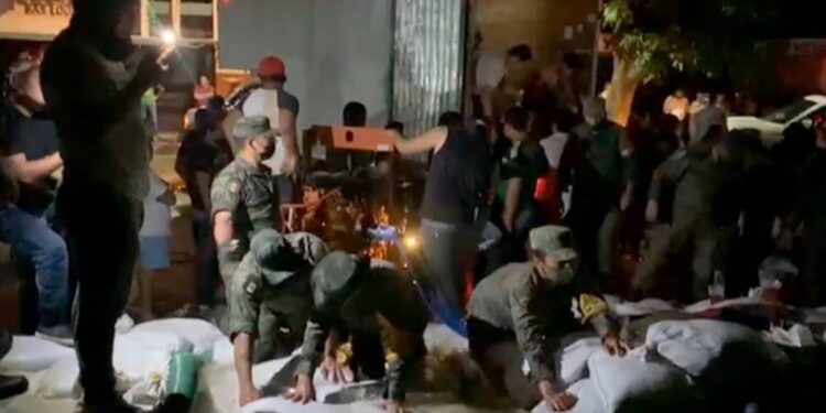 Pobladores de Villahermosa pasan noche en vela para contener inundaciones