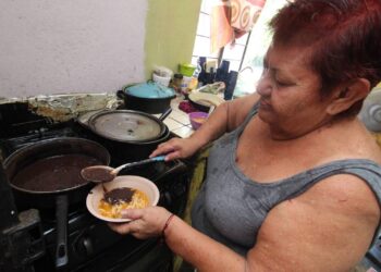 "Somos ocho en casa, llegó la pandemia y no logramos salir", dice María