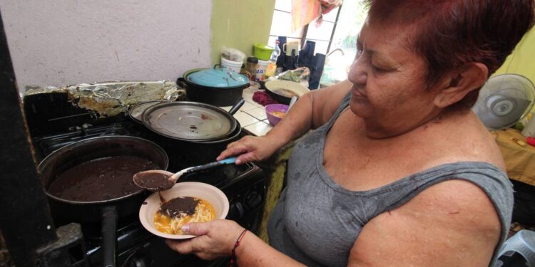 "Somos ocho en casa, llegó la pandemia y no logramos salir", dice María