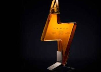 Todo un éxito el Tesla tequila “sostenible” y se agota en horas