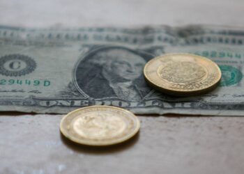 Tras seis semanas al alza, peso cae frente al dólar