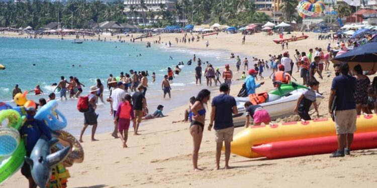 Turistas obligarán a aumentar restricciones fines de semana: Héctor Astudillo