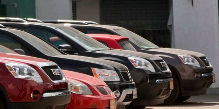 Venta de autos cae 21% en octubre