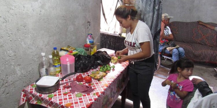 Viven en una comuna y comparten alimentos para subsistir