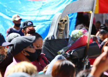 ¡Se les olvidó el Covid! Decenas de personas festejan a la Santa Muerte en Durango