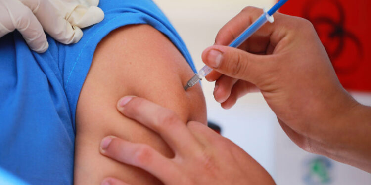 23 trabajadores de IMSS en México con reacciones adversas a vacuna