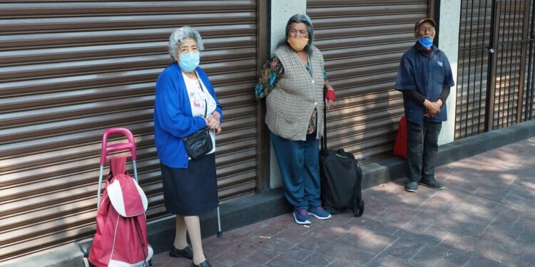 Abandonar a un adulto mayor se castigaría hasta con cinco años de prisión