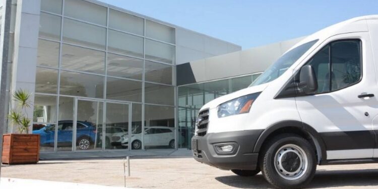 Abre agencia Ford atacada el año pasado