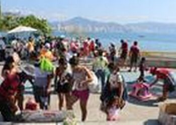 Chilangos "escapan" a Acapulco ante regreso de semáforo rojo