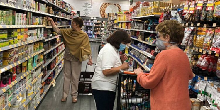 Confianza del consumidor tiene primera caída desde junio