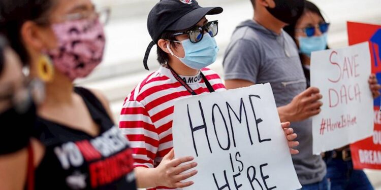 Consulados en EU, listos para apoyar a jóvenes ante reinicio de DACA: SRE