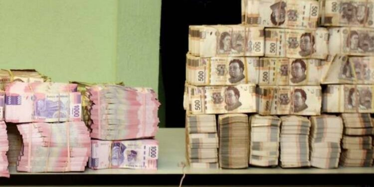 Criminales chinos lavan dinero del narco mexicano con teléfonos desechables y apps bancarias
