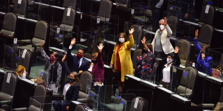 Diputados avalan tope a comisiones de Afores