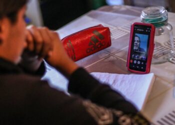 Dos hijos en la escuela y un solo celular