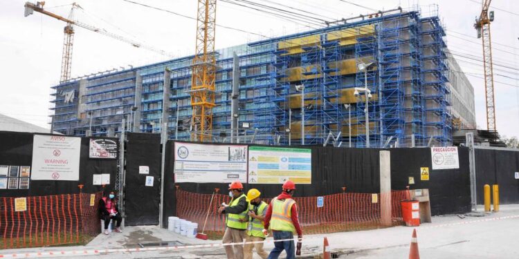 EU invierte 1,500 mdd en blindar sus sedes en México