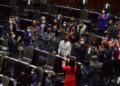 Entre sana distancia y aplausos, diputados se despiden de Tatiana Clouthier