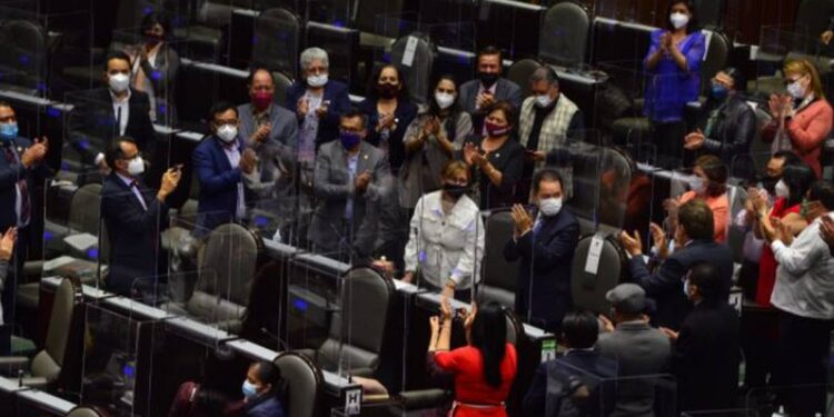 Entre sana distancia y aplausos, diputados se despiden de Tatiana Clouthier