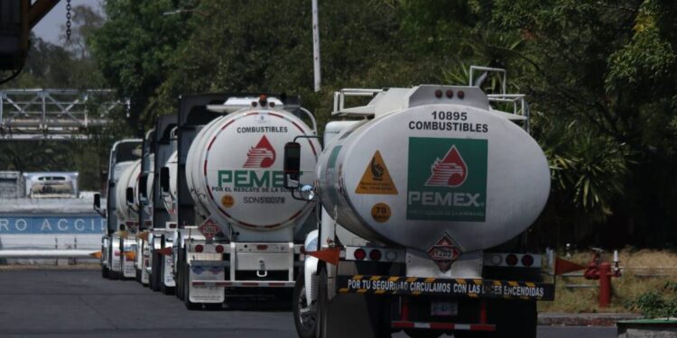 Hacienda estudia más rebajas en carga fiscal de Pemex para 2021